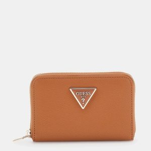 Guess - Cartera mediana en marrón claro con logo metálico.