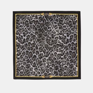 Guess - Fular de mujer con estampado.