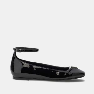 Guess - Zapatos planos de mujer bailarina de charol modelo levvis.