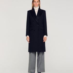 Sandro - Abrigo de mujer largo con solapas satinadas.